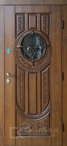 Фото «Входная дверь для частного дома с овальным стеклом и ковкой №21»